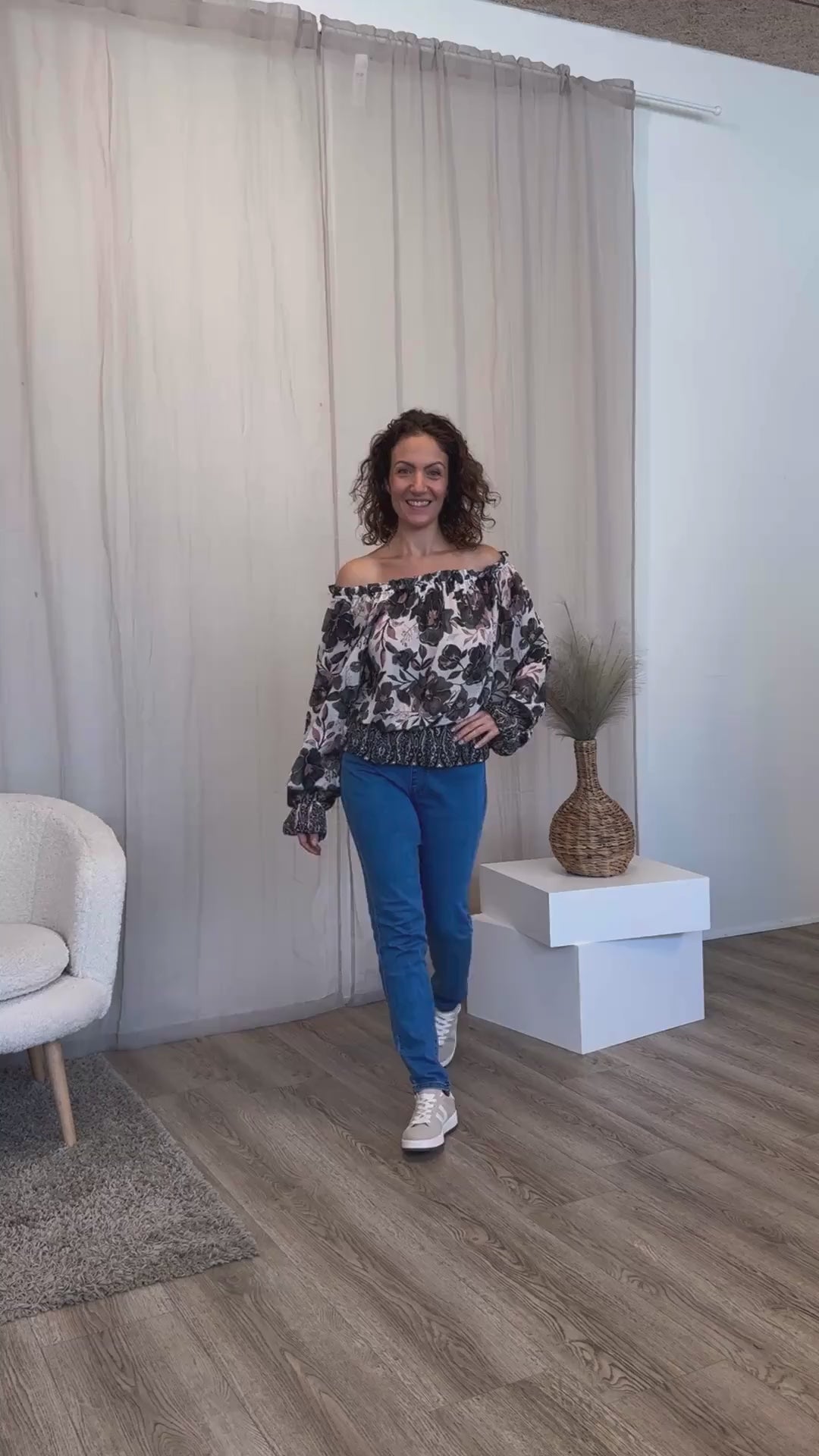 Ladda video: Off shoulder-blus m. blomstertryck, Svart